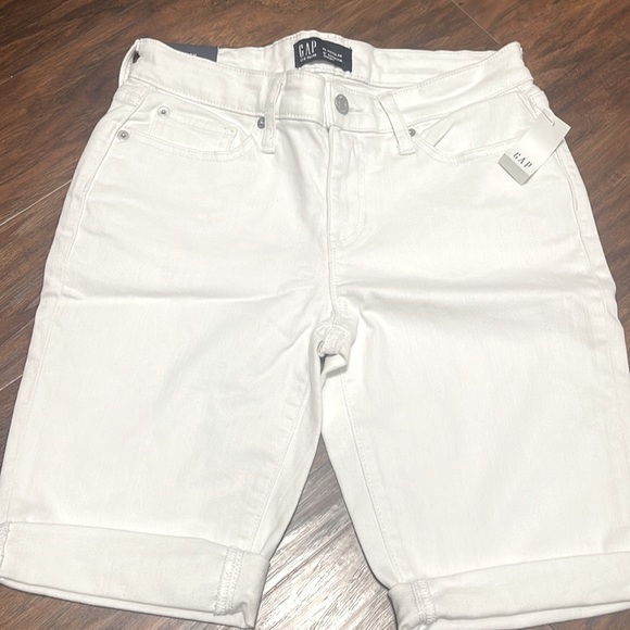 GAP- Short - Picture 1 of 4
